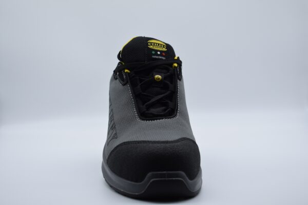 nuovo concetto di scarpa per diadora utility. ilo strato giallo al di sotto del tallone garantisce un maggior confort durante le ore di lavoro